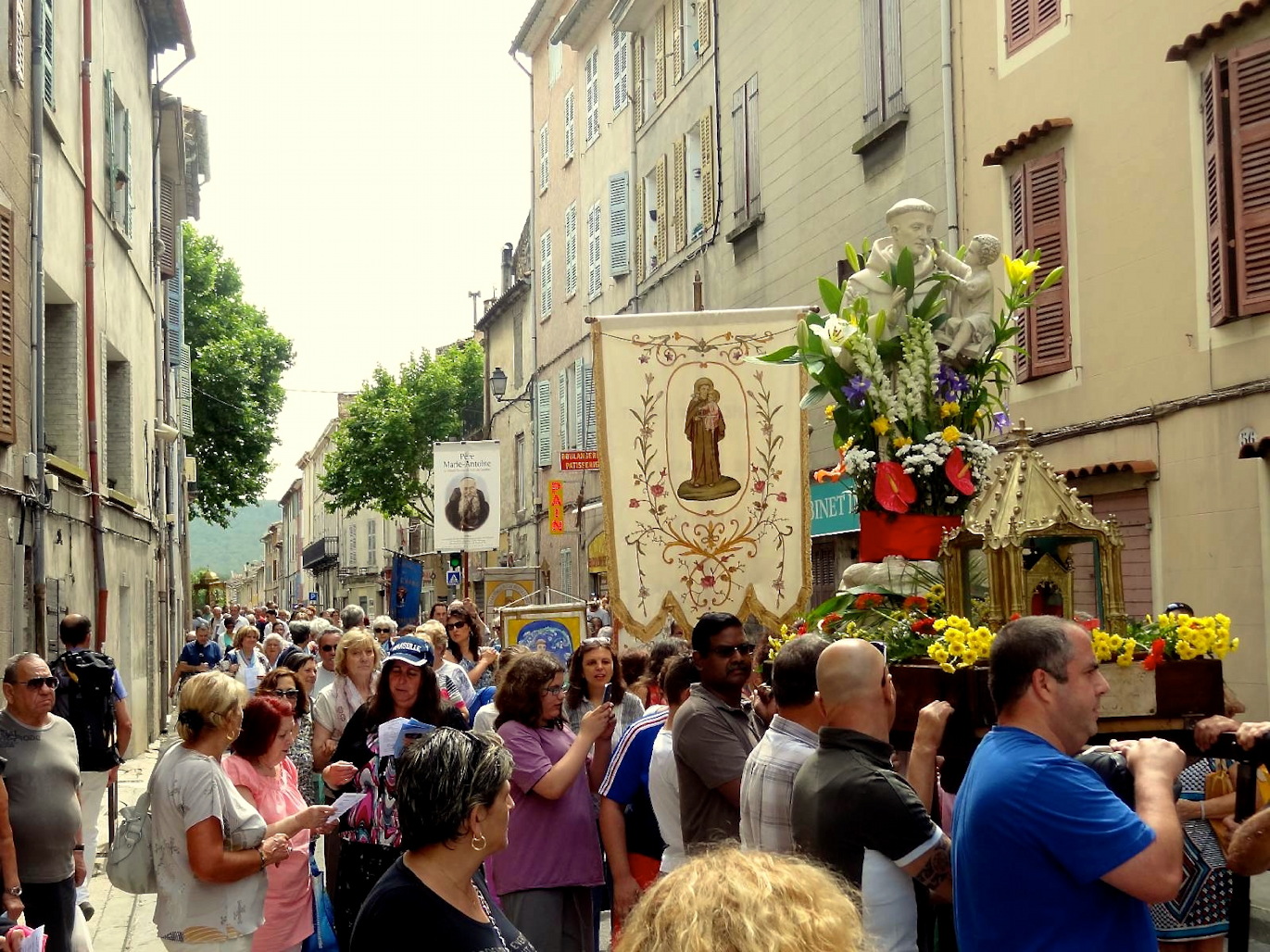 Procession-Cuges.jpg